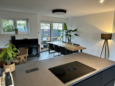 Moderne Erdgeschosswohnung mit Garten, KNX & Solar, inkl. Stellplatz,Einbauküche