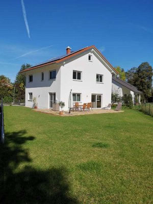 Freistehendes, neuwertiges Einfamilienhaus mit Blick ins Grüne