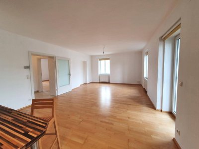 ZENTRUM _ 3-Zimmer-Wohnung mit Balkon