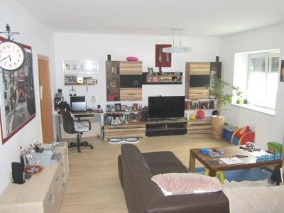 Schöne, helle 3 - Zimmerwohnung mit Balkon u. fixen Parkplatz