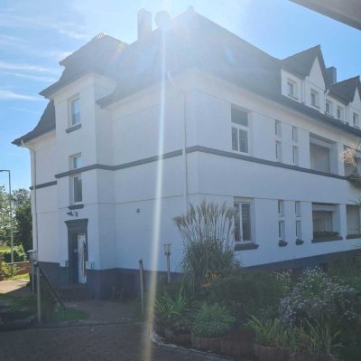 Moderne Erdgeschosswohnung mit Doppelgarage und Gartenhütte