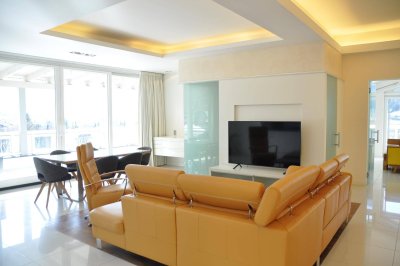 AUSSERGEWÖHNLICH schöne PENTHOUSE WOHNUNG IN BESTLAGE von Bad Hofgastein. Mitten im Zentrum und direkt am Kurpark gelegen. Grosse Südterrasse, Westbalkon, Sauna, Doppelgarage