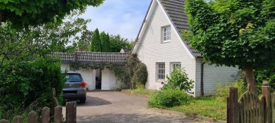 Charmante Doppelhaushälfte mit Einliegerwohnung, Gartenidylle und Pool in Rellingen