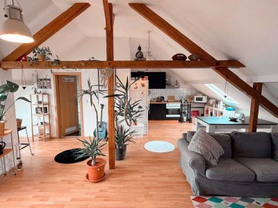 Schöne Dachgeschosswohnung im Altbau – Loggia, Tageslichtbad, 3 ZKB