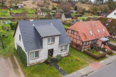 Charmantes Sanierungsobjekt: Einfamilienhaus mit Garten & Garage in bester Lage von Basedow
