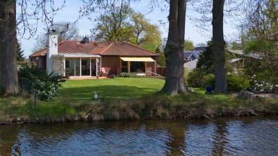 Außergewöhnlich ruhiges Wohnen, direkt am See -
Walmdachbungalow mit Keller in guter Nachbarschaft!