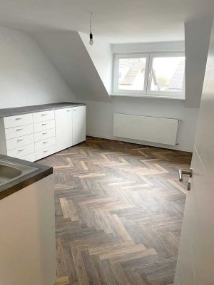 Charmante, sanierte 2-Zimmer-Dachgeschosswohnung mit Einbauküche