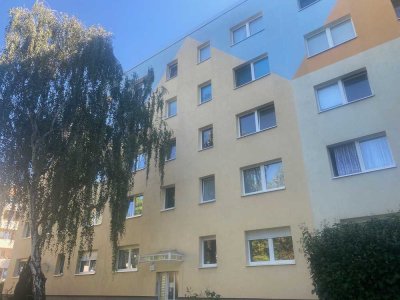 Bezugsfertige 3-R-Wohnung in Randlage von Halle-Neustadt, idyllisch im Grünen & Loggia mit Weitblick