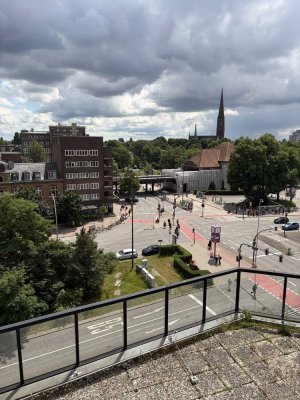 Mundsburg Tower: Moderne Wohnung mit Elbphilharmonie-Blick und Top-Lage