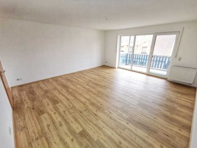 großzügige 3-Zimmer Wohnung 90 qm mit Balkon + Carport