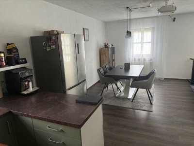 Modernisierte 3,5-Raum-Wohnung mit Balkon und Einbauküche in Mainburg