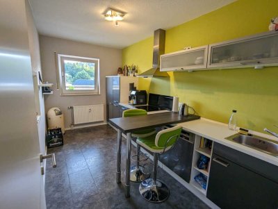 Freundliche und gepflegte 2-Zimmer-Dachgeschosswohnung mit geh. Innenausstattung mit EBK