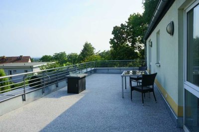 Vollmöblierte 3-Zimmer-Penthouse mit ca. 50 m² Dachterrasse, Balkon & Tiefgaragenstellplatz