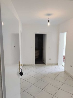 Helle und geräumige 3 Zimmer Wohnung mit Balkon in Top Lage!