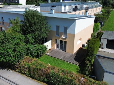 DEM ATTERSEE SO NAH! Günstiges Wohnen im Passiv-Eckreihenhaus mit sonnigem Eigengarten und Einzelgarage im Zentrum von Seewalchen am Attersee