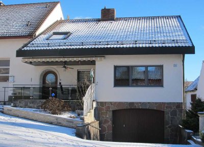 Einfamilienhaus, voll ausgestattet, mit Tiefgarage.