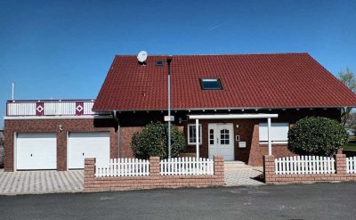 Stilvolles, sehr gepflegtes Einfamilienhaus mit Doppelgarage und liebevoll gestaltetem Garten