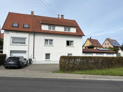 Geräumiges 8-Zimmer Haus mit 4 Garagen und 2 weitern Bauplätzen in Meßstetten