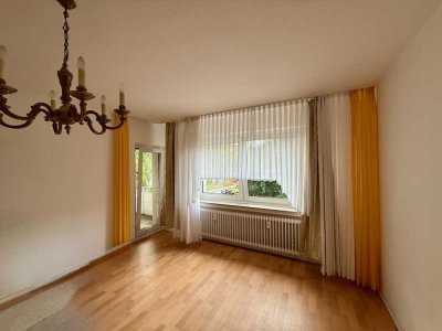 LEERE DREI ZIMMER WOHNUNG IM ERSTEN OBERGESCHOSS!