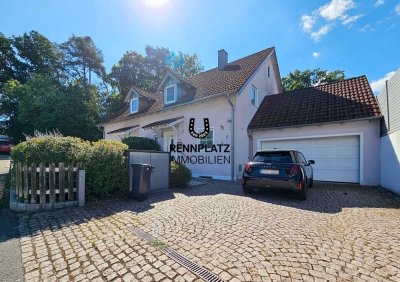 Ansprechende DHH mit EBK, Doppel-Garage und großem Garten in Laaber. Frei.