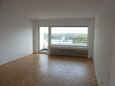 Großzügige, helle Wohnung mit Parkett und Balkon