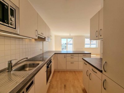 Zentrales Stadtleben trifft Raumgefühl: Dachgeschosswohnung mit 5 Zimmern und Balkon!