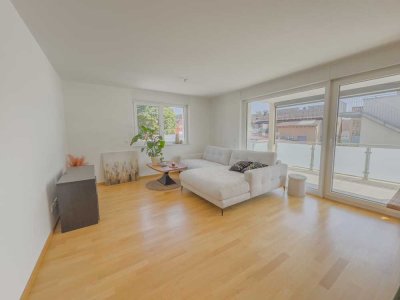 Helle neuwertige 4,5 Zimmer-Wohnung mit Terrasse, Lift und Tiefgarage in Grenznähe zur Schweiz
