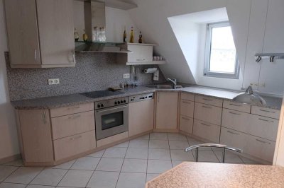 Geschmackvolle helle Dachgeschosswohnung mit drei Räumen und Einbauküche in Darmstadt