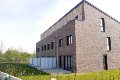 Helles Endreihenhaus mit 5 Zimmern auf 127 m² Wohnfläche, zwei Carportstellplätze