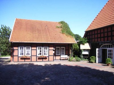 Schöne, geräumige zwei Zimmer-Single-WHG auf Mehrgenerationenhof (Warmmiete)