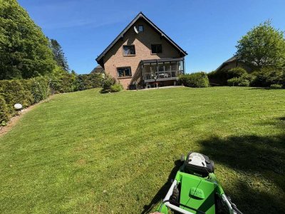 Großzügige,ruhige u. gepfl.Whg. i.EG mit beheiztem Wintergarten u. großem Garten.Tel. 0151/67229438