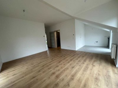 ! DG Wohnung mit großem Balkon !