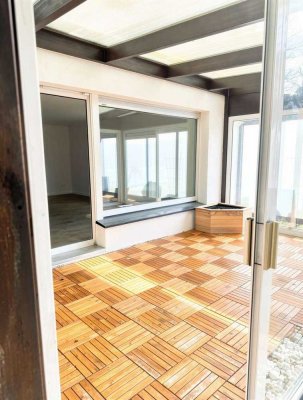 Frisch renovierte Vierzimmerwohnung mit Dachterrasse und Wintergarten
