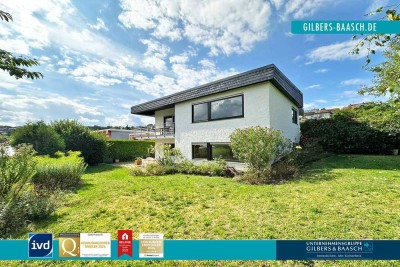 Korlingen: Schönes Einfamilienhaus mit großem Eckgrundstück, Balkon mit Weitblick und Garage