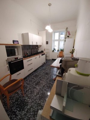 Altbau 4-Zimmer Wohnung mit Parkett im 1. Stock