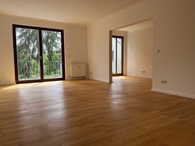 Schlossgartenviertel – Wohnen in bester Lage! schicke 4-Zimmerwohnung mit Balkon und TG-Stellplatz