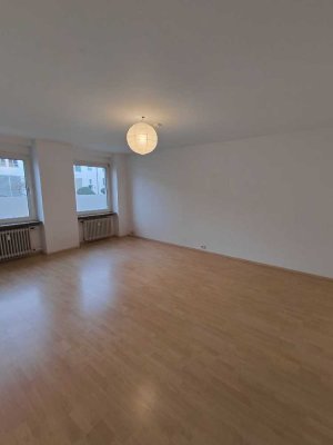 Stilvolle, helle 1-Zimmer-Wohnung mit Einbauküche in Top-Lage an der Adenauerallee