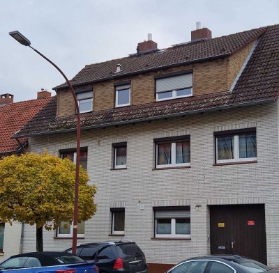 Investment: Dreifamilienhaus mit drei Garagen, Kaminen und Garten in Schöningen