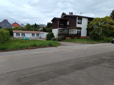 Sofort nutzbares Anwesen in zentraler innerörtl. Lage auf 1400 qm incl. großer Halle u. 2 Garagen