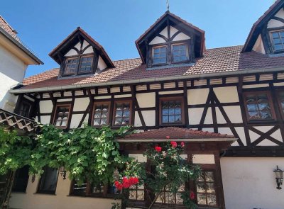 Der Charme der vier Jahreszeiten – Wohnhaus in stilvollem Ensemble !