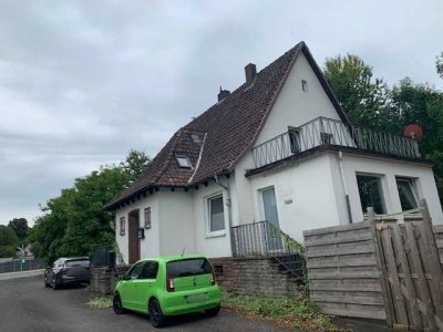 Vermietetes Wohnhaus mit separater Halle in Randlage