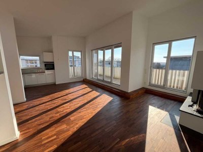 Exklusive 3-Zimmer-DG-Wohnung mit großzügigem Südwestbalkon, Kamin und besonderem Wohnflair