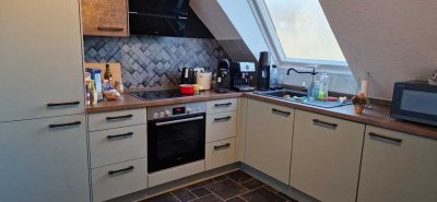 Charmante Dachgeschosswohnung in Top-Lage: Frei, zentral, ideal für Singles & Paare