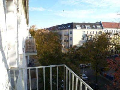 Schöne, neu-gestrichene, 2-Zimmer-Wohnung mit Balkon und EBK in Lichtenberg, Berlin