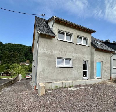 NEUBAU!  Einfamilienhaus mit ELW und parkähnlichen Traumgarten