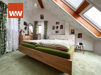 Wohlfühl-Garantie. 3 Zimmer auf 94 m².
Außergewöhnlicher Schnitt mit Galerie.
Sonnen-Balkon. Garag