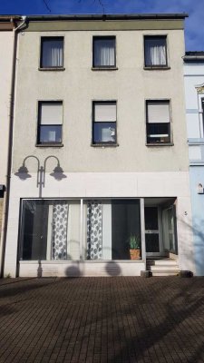 Ein-/Zwei-Familienhaus mit Ladenlokal in Alt-Homberg - v. Privat