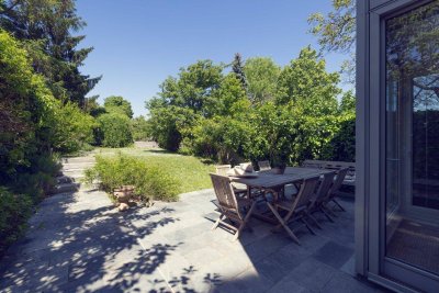Architektonisch-ästhetisches Naturjuwel am Fuße des Wilhelminenbergs – außergewöhnliche Maisonette mit Privatgarten und Schwimmbiotop