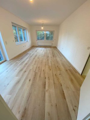 Wohnung mit lichtdurchfluteter moderner Architektur.