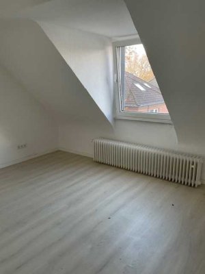3 NKM frei bei Anmietung ! Schöne renovierte 3 Zimmer Dachgeschoss Wohnung in Duisburg zu vermieten
